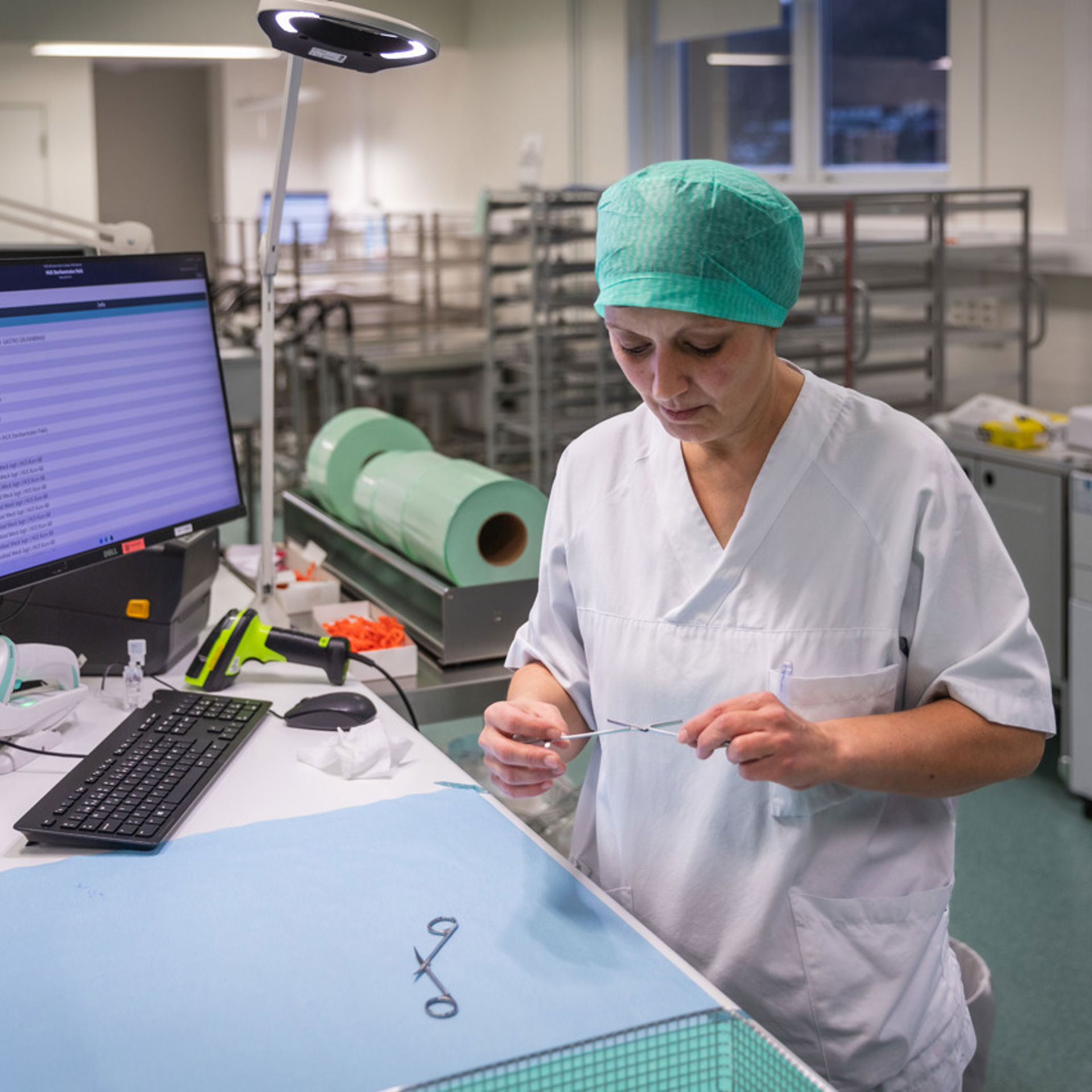 Kvinne på jobb på Haukeland sykehus etter utdanning hos Fagskulen Vestland