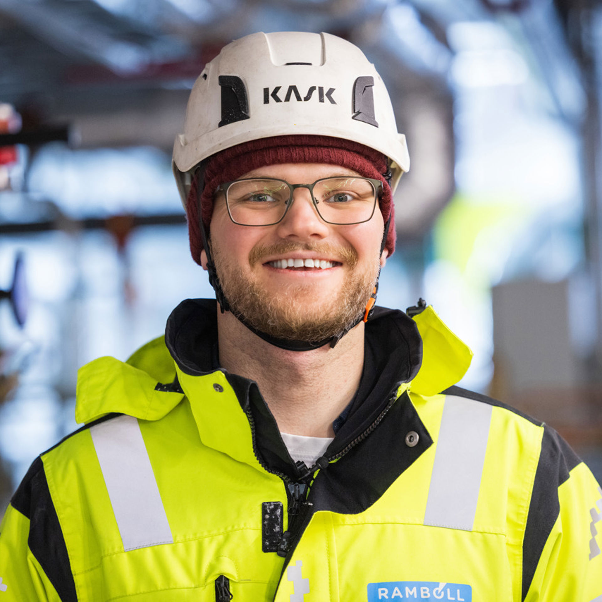 Mann i arbeidsklær og hjelm