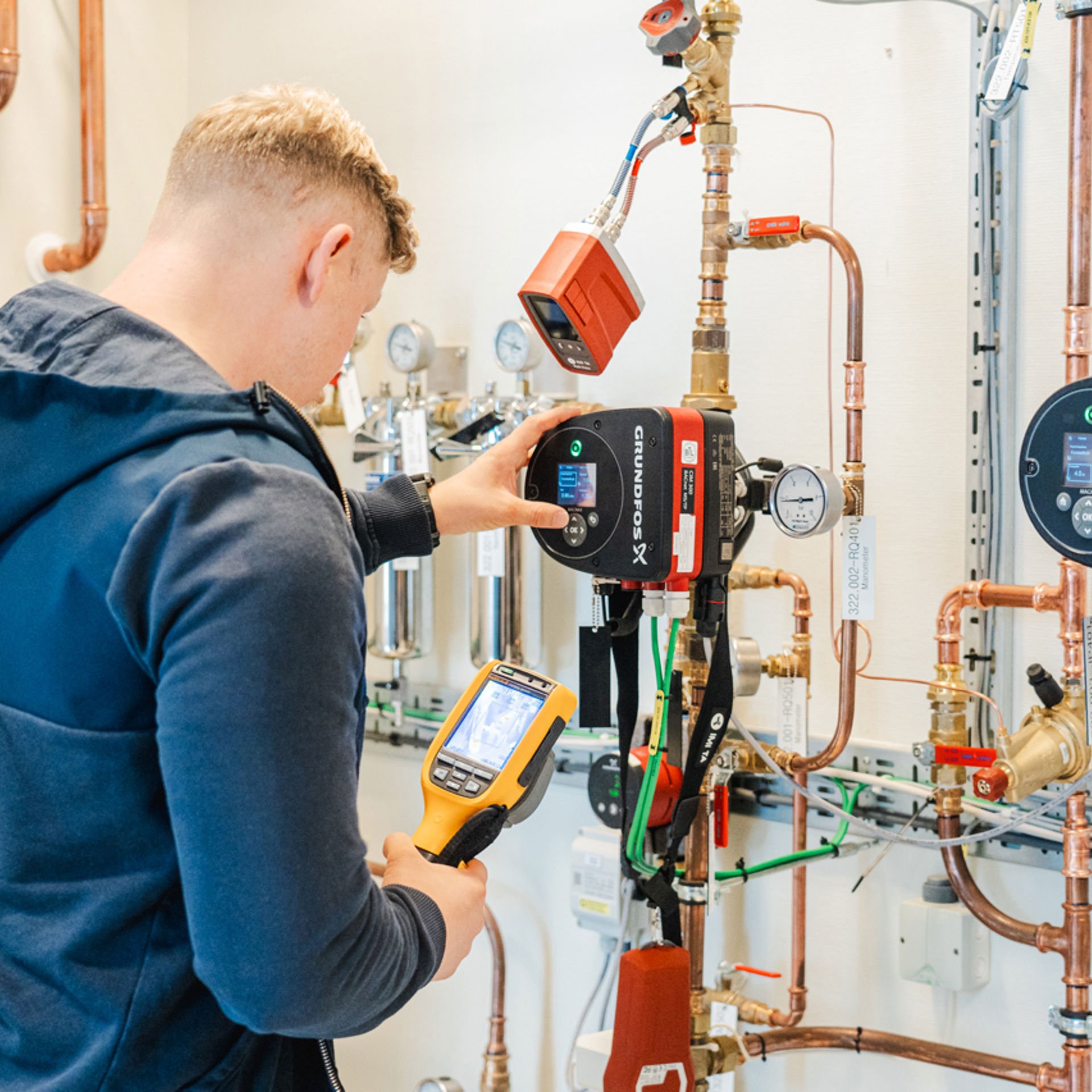 Student held på med eit røyrsystem