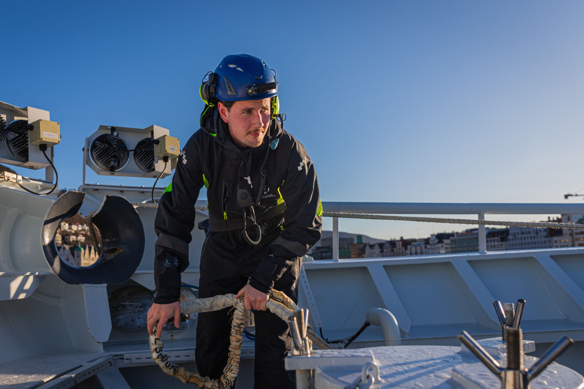 Mann som arbeider på båt