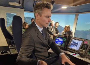 Bildet viser statsråd Ola Borten Moe i en skipssimulator