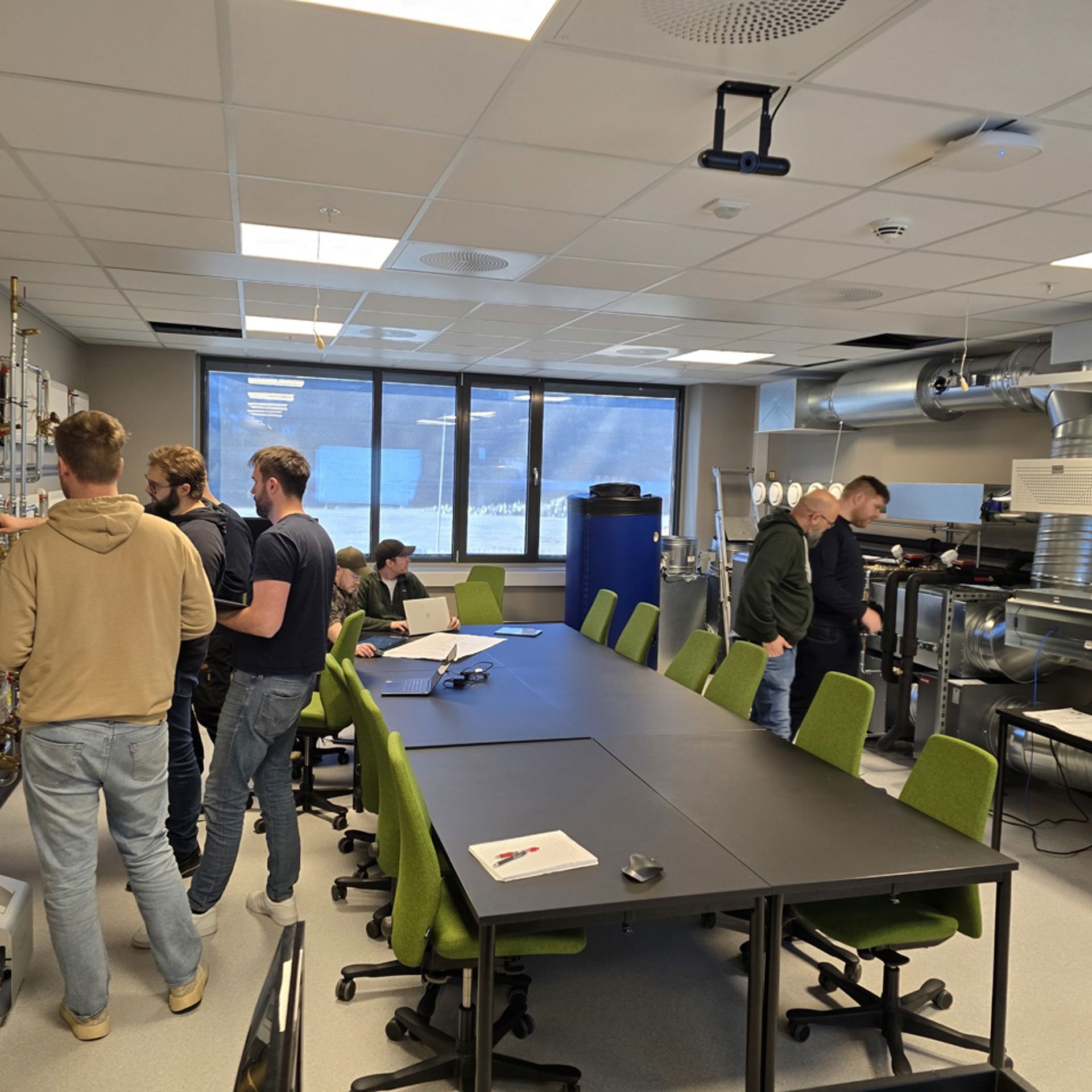 Bilde viser eit ventilasjonssystem i eit tak