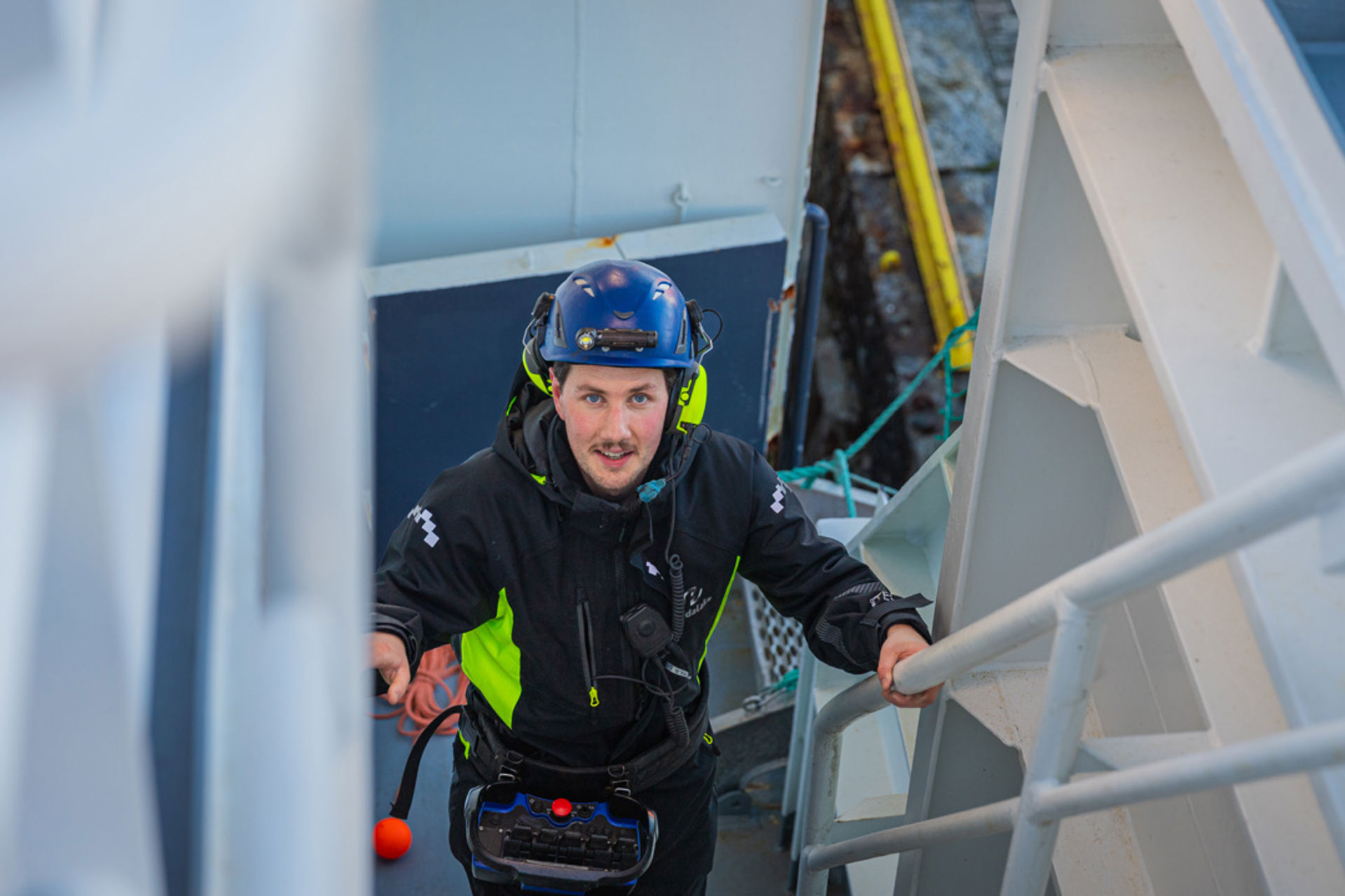Mann jobber på båt etter fagskoleutdanning på Fagskulen Vestlandet