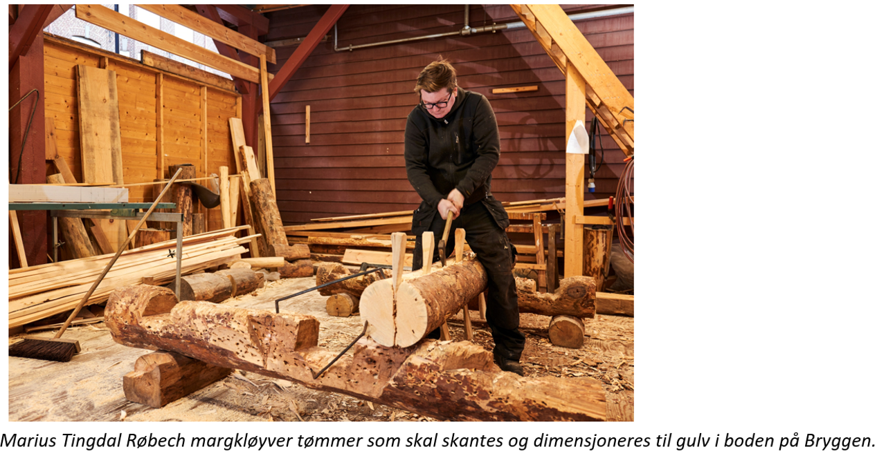 Marius Tingdal Røbech margkløyver tømmer som skal skantes og dimensjoneres til gulv i boden på bryggen.