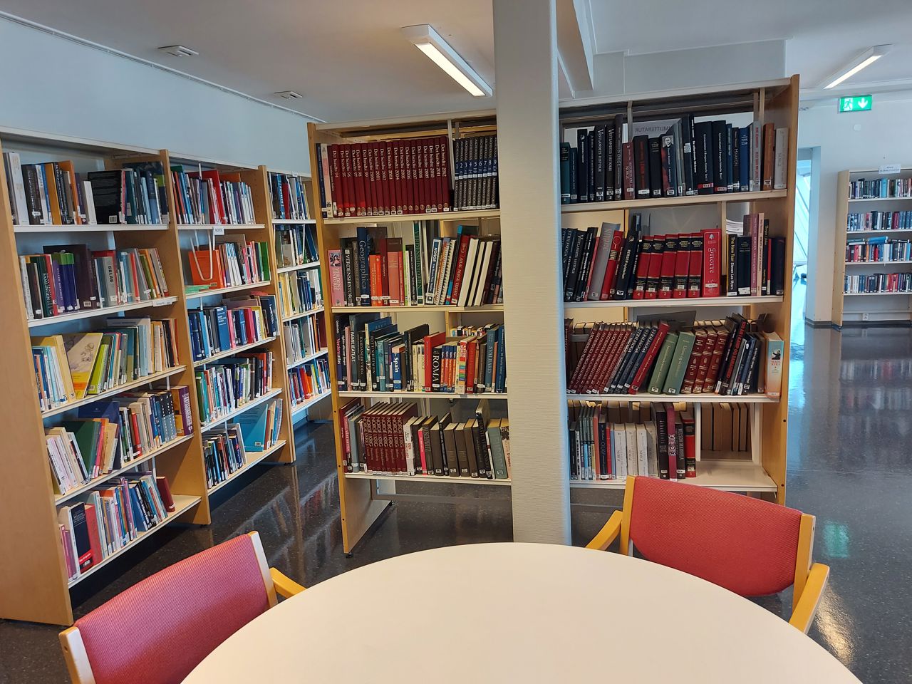 Fleire bokhyller fulle med bøker